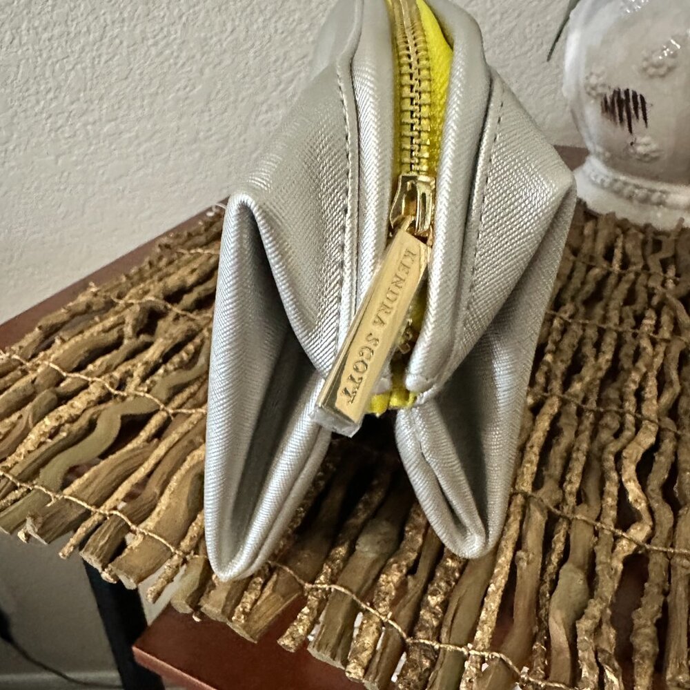 Kendra Scott Case - Picture 7 of 8